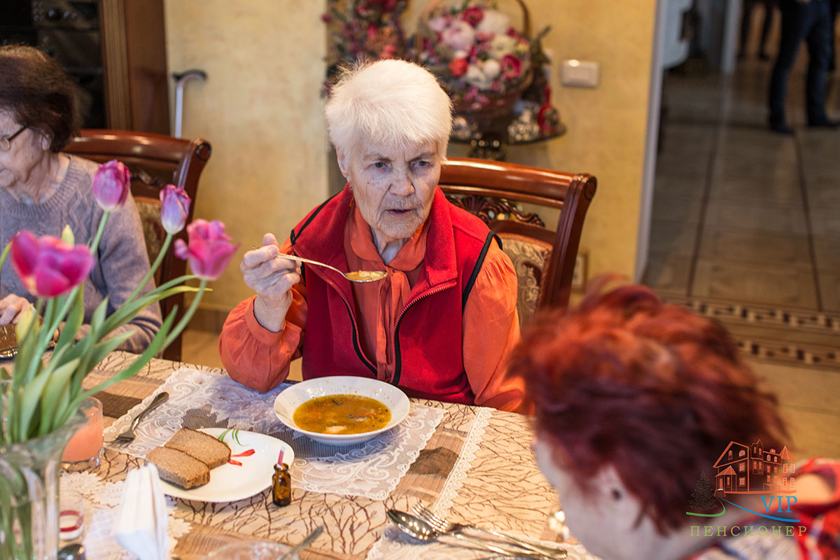 Пенсионер спб. Вип пенсионер пансионат Любимовка. Питание в доме престарелых. Питание в пансионате для пожилых людей. Пенсионеры еда в пансионате.